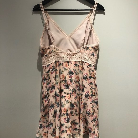 Pink Floral Print Dress with Crochet Cut-Out - Picture 3 of 3